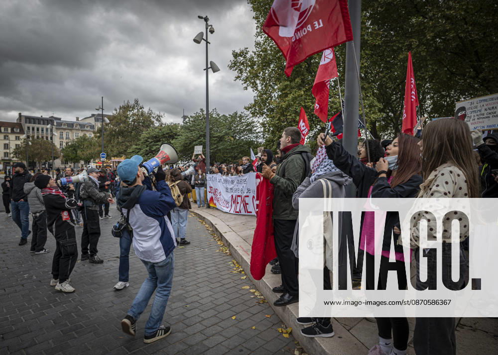Lothringen, Metz. Erneut demonstrieren am Samstag mehrere hundert Menschen im franzoesischen Metz. Schueler, Studenten, Gewerkschaften und Gelbwesten versammeln sich auf dem Place de la Republique. Von dort ziehen sie durch die Innenstadt vor das Centre Pompidou Metz. Begleitet von starken Polizeikraeften verlaeuft die Versammlung bis zum Nachmittag friedlich.