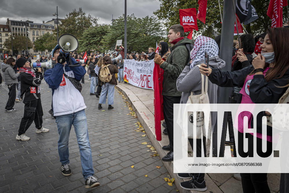 Lothringen, Metz. Erneut demonstrieren am Samstag mehrere hundert Menschen im franzoesischen Metz. Schueler, Studenten, Gewerkschaften und Gelbwesten versammeln sich auf dem Place de la Republique. Von dort ziehen sie durch die Innenstadt vor das Centre Pompidou Metz. Begleitet von starken Polizeikraeften verlaeuft die Versammlung bis zum Nachmittag friedlich.