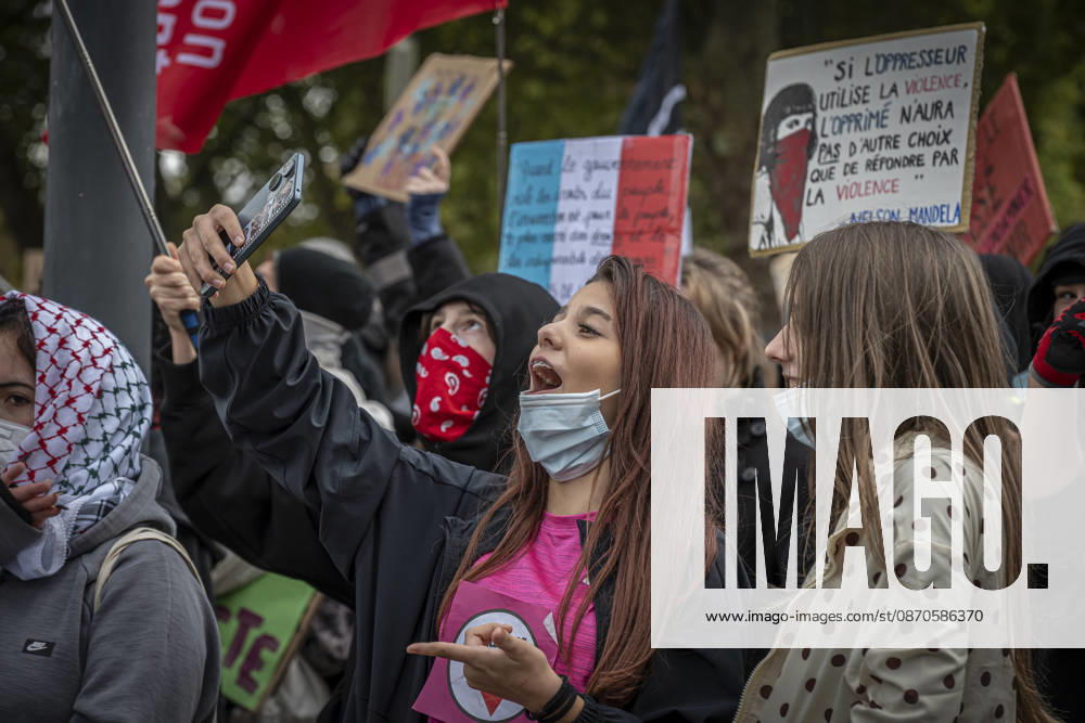 Lothringen, Metz. Erneut demonstrieren am Samstag mehrere hundert Menschen im franzoesischen Metz. Schueler, Studenten, Gewerkschaften und Gelbwesten versammeln sich auf dem Place de la Republique. Von dort ziehen sie durch die Innenstadt vor das Centre Pompidou Metz. Begleitet von starken Polizeikraeften verlaeuft die Versammlung bis zum Nachmittag friedlich.