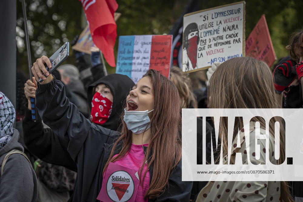 Lothringen, Metz. Erneut demonstrieren am Samstag mehrere hundert Menschen im franzoesischen Metz. Schueler, Studenten, Gewerkschaften und Gelbwesten versammeln sich auf dem Place de la Republique. Von dort ziehen sie durch die Innenstadt vor das Centre Pompidou Metz. Begleitet von starken Polizeikraeften verlaeuft die Versammlung bis zum Nachmittag friedlich.