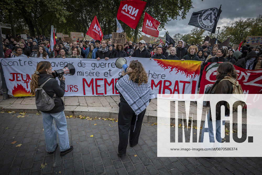 Lothringen, Metz. Erneut demonstrieren am Samstag mehrere hundert Menschen im franzoesischen Metz. Schueler, Studenten, Gewerkschaften und Gelbwesten versammeln sich auf dem Place de la Republique. Von dort ziehen sie durch die Innenstadt vor das Centre Pompidou Metz. Begleitet von starken Polizeikraeften verlaeuft die Versammlung bis zum Nachmittag friedlich.