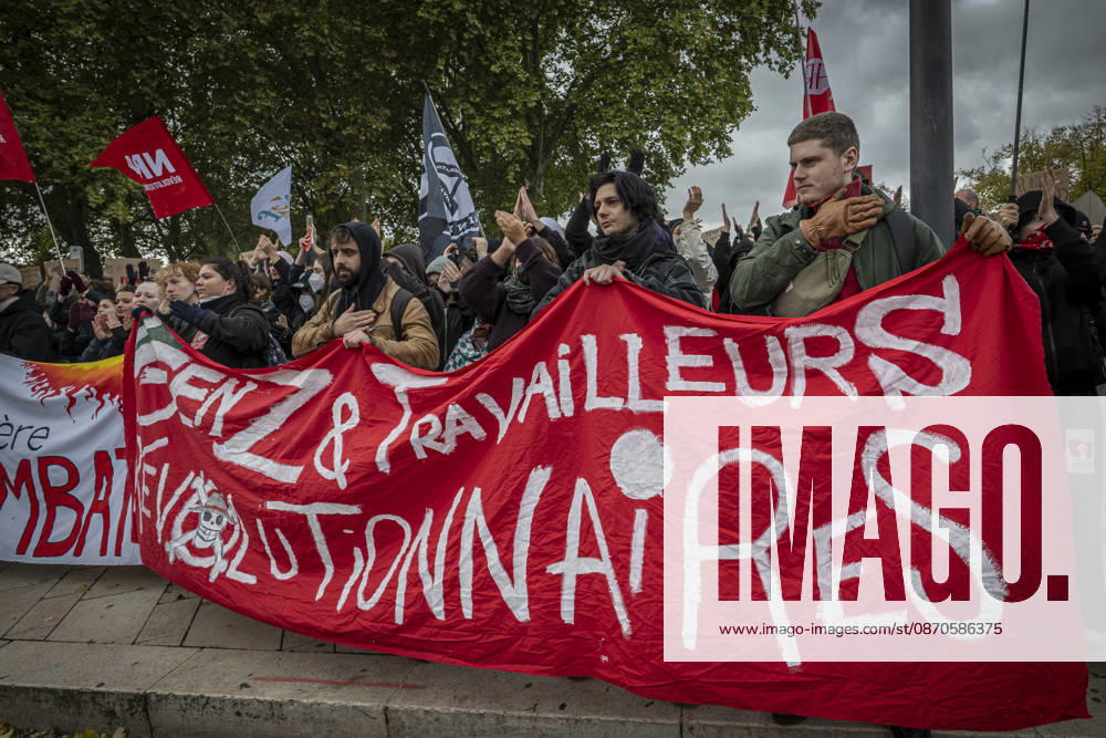Lothringen, Metz. Erneut demonstrieren am Samstag mehrere hundert Menschen im franzoesischen Metz. Schueler, Studenten, Gewerkschaften und Gelbwesten versammeln sich auf dem Place de la Republique. Von dort ziehen sie durch die Innenstadt vor das Centre Pompidou Metz. Begleitet von starken Polizeikraeften verlaeuft die Versammlung bis zum Nachmittag friedlich.