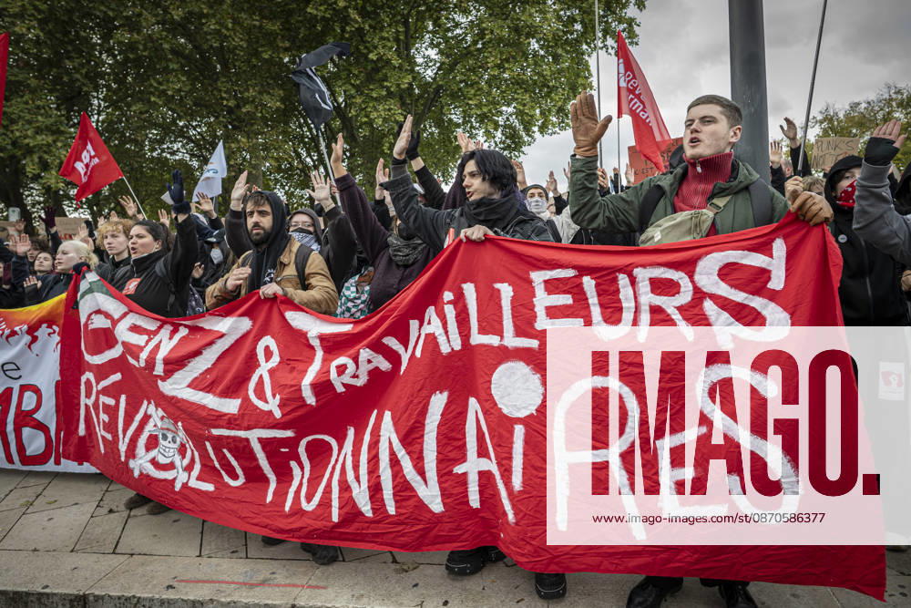 Lothringen, Metz. Erneut demonstrieren am Samstag mehrere hundert Menschen im franzoesischen Metz. Schueler, Studenten, Gewerkschaften und Gelbwesten versammeln sich auf dem Place de la Republique. Von dort ziehen sie durch die Innenstadt vor das Centre Pompidou Metz. Begleitet von starken Polizeikraeften verlaeuft die Versammlung bis zum Nachmittag friedlich.