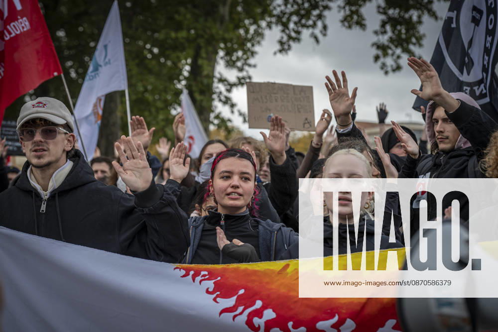 Lothringen, Metz. Erneut demonstrieren am Samstag mehrere hundert Menschen im franzoesischen Metz. Schueler, Studenten, Gewerkschaften und Gelbwesten versammeln sich auf dem Place de la Republique. Von dort ziehen sie durch die Innenstadt vor das Centre Pompidou Metz. Begleitet von starken Polizeikraeften verlaeuft die Versammlung bis zum Nachmittag friedlich.