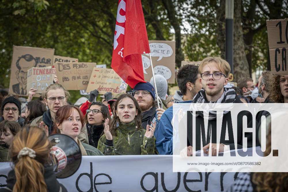 Lothringen, Metz. Erneut demonstrieren am Samstag mehrere hundert Menschen im franzoesischen Metz. Schueler, Studenten, Gewerkschaften und Gelbwesten versammeln sich auf dem Place de la Republique. Von dort ziehen sie durch die Innenstadt vor das Centre Pompidou Metz. Begleitet von starken Polizeikraeften verlaeuft die Versammlung bis zum Nachmittag friedlich.