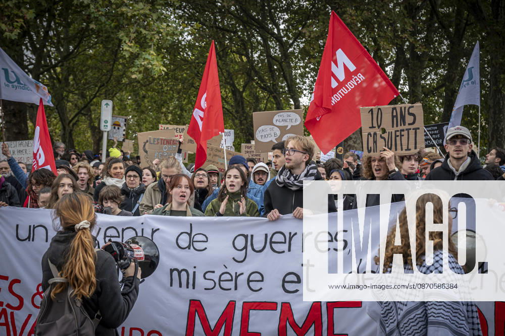 Lothringen, Metz. Erneut demonstrieren am Samstag mehrere hundert Menschen im franzoesischen Metz. Schueler, Studenten, Gewerkschaften und Gelbwesten versammeln sich auf dem Place de la Republique. Von dort ziehen sie durch die Innenstadt vor das Centre Pompidou Metz. Begleitet von starken Polizeikraeften verlaeuft die Versammlung bis zum Nachmittag friedlich.