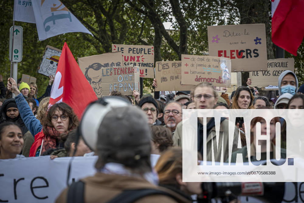Lothringen, Metz. Erneut demonstrieren am Samstag mehrere hundert Menschen im franzoesischen Metz. Schueler, Studenten, Gewerkschaften und Gelbwesten versammeln sich auf dem Place de la Republique. Von dort ziehen sie durch die Innenstadt vor das Centre Pompidou Metz. Begleitet von starken Polizeikraeften verlaeuft die Versammlung bis zum Nachmittag friedlich.