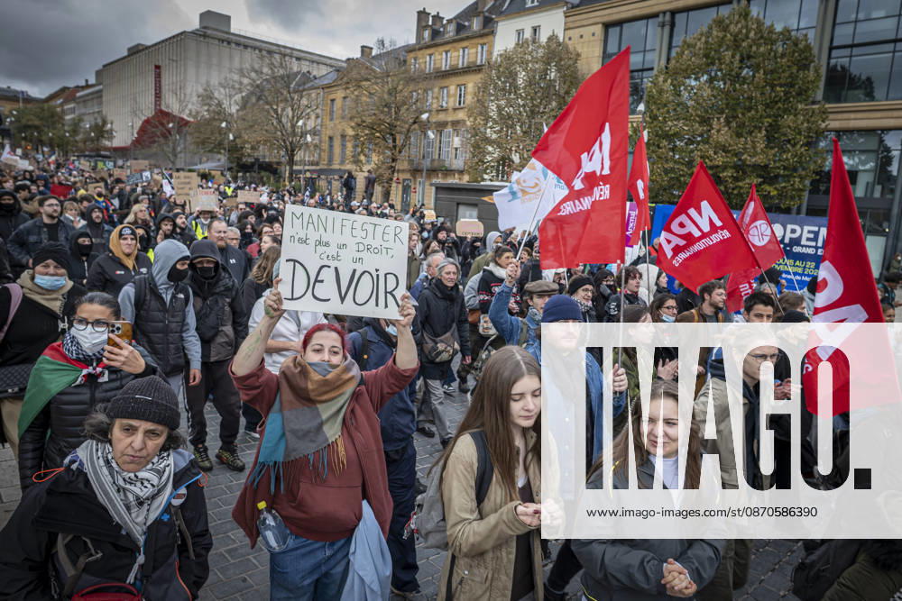 Lothringen, Metz. Erneut demonstrieren am Samstag mehrere hundert Menschen im franzoesischen Metz. Schueler, Studenten, Gewerkschaften und Gelbwesten versammeln sich auf dem Place de la Republique. Von dort ziehen sie durch die Innenstadt vor das Centre Pompidou Metz. Begleitet von starken Polizeikraeften verlaeuft die Versammlung bis zum Nachmittag friedlich.