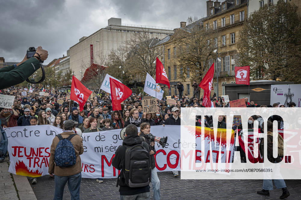 Lothringen, Metz. Erneut demonstrieren am Samstag mehrere hundert Menschen im franzoesischen Metz. Schueler, Studenten, Gewerkschaften und Gelbwesten versammeln sich auf dem Place de la Republique. Von dort ziehen sie durch die Innenstadt vor das Centre Pompidou Metz. Begleitet von starken Polizeikraeften verlaeuft die Versammlung bis zum Nachmittag friedlich.