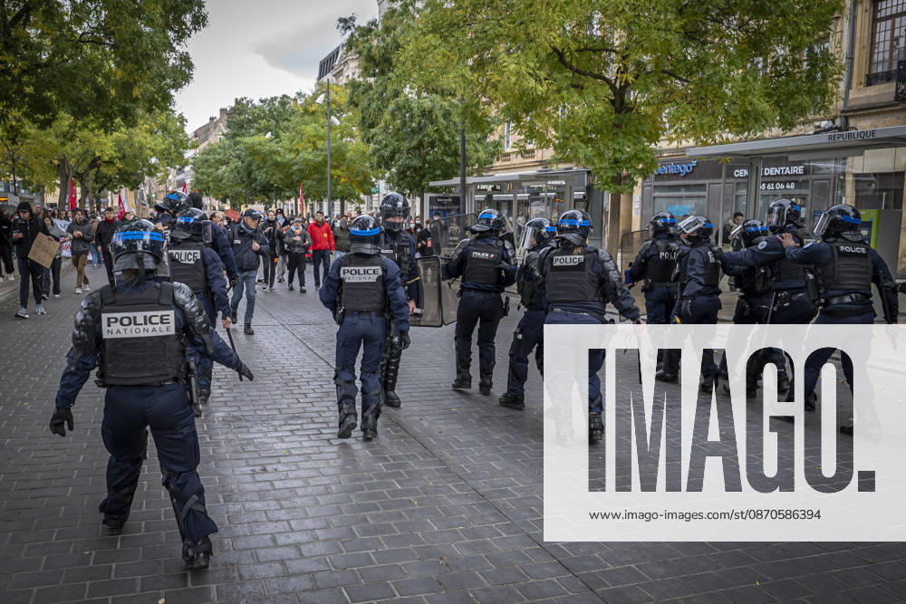 Lothringen, Metz. Erneut demonstrieren am Samstag mehrere hundert Menschen im franzoesischen Metz. Schueler, Studenten, Gewerkschaften und Gelbwesten versammeln sich auf dem Place de la Republique. Von dort ziehen sie durch die Innenstadt vor das Centre Pompidou Metz. Begleitet von starken Polizeikraeften verlaeuft die Versammlung bis zum Nachmittag friedlich.