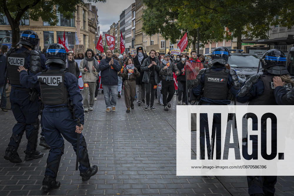 Lothringen, Metz. Erneut demonstrieren am Samstag mehrere hundert Menschen im franzoesischen Metz. Schueler, Studenten, Gewerkschaften und Gelbwesten versammeln sich auf dem Place de la Republique. Von dort ziehen sie durch die Innenstadt vor das Centre Pompidou Metz. Begleitet von starken Polizeikraeften verlaeuft die Versammlung bis zum Nachmittag friedlich.
