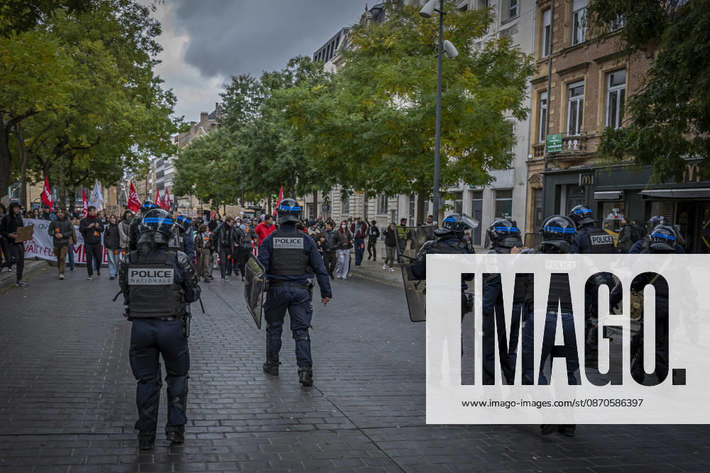 Lothringen, Metz. Erneut demonstrieren am Samstag mehrere hundert Menschen im franzoesischen Metz. Schueler, Studenten, Gewerkschaften und Gelbwesten versammeln sich auf dem Place de la Republique. Von dort ziehen sie durch die Innenstadt vor das Centre Pompidou Metz. Begleitet von starken Polizeikraeften verlaeuft die Versammlung bis zum Nachmittag friedlich.