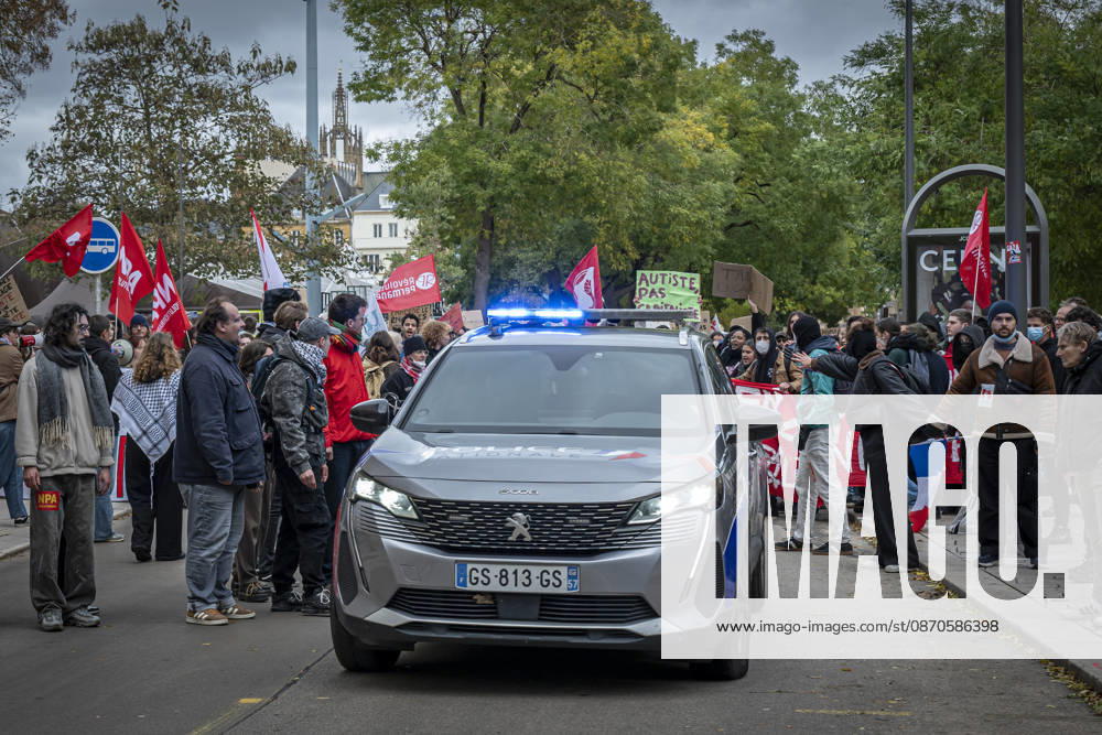 Lothringen, Metz. Erneut demonstrieren am Samstag mehrere hundert Menschen im franzoesischen Metz. Schueler, Studenten, Gewerkschaften und Gelbwesten versammeln sich auf dem Place de la Republique. Von dort ziehen sie durch die Innenstadt vor das Centre Pompidou Metz. Begleitet von starken Polizeikraeften verlaeuft die Versammlung bis zum Nachmittag friedlich.