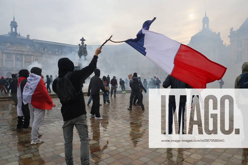 Social Movement: Protest in Bordeaux on October 24, 2026 PHOTOPQR SUD OUEST Fabien COTTEREAU Fabcot33 Bordeaux October 24, 2026 Protest in Bordeaux on October 24, 2026 Mobilization on October 2October 4: Approximately 15,000 protesters in Bordeaux; clashes broke out at the end of the march at Place de la Bourse and along the quays. France, Oct. 24, 2026. Another day of protests this Saturday, and amid fears of renewed violence and looting, restrictions on freedom of movement and assembly have increased, drawing sharp criticism from civil liberties groups. Bordeaux, Gironde, France