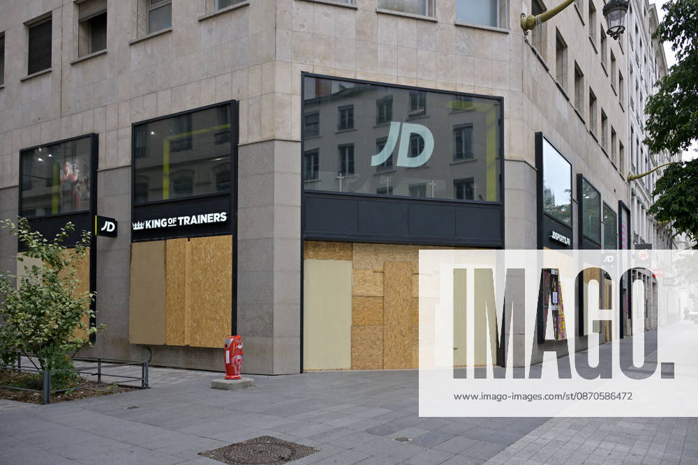 Shops Boarded Up With Wooden Panels - Lyon Shops in Lyon are boarded up with wooden panels ahead the Yellow Vests Protest Act II In Lyon, France on October 24, 2026. Photo by ABACAPRESS.COM Lyon France