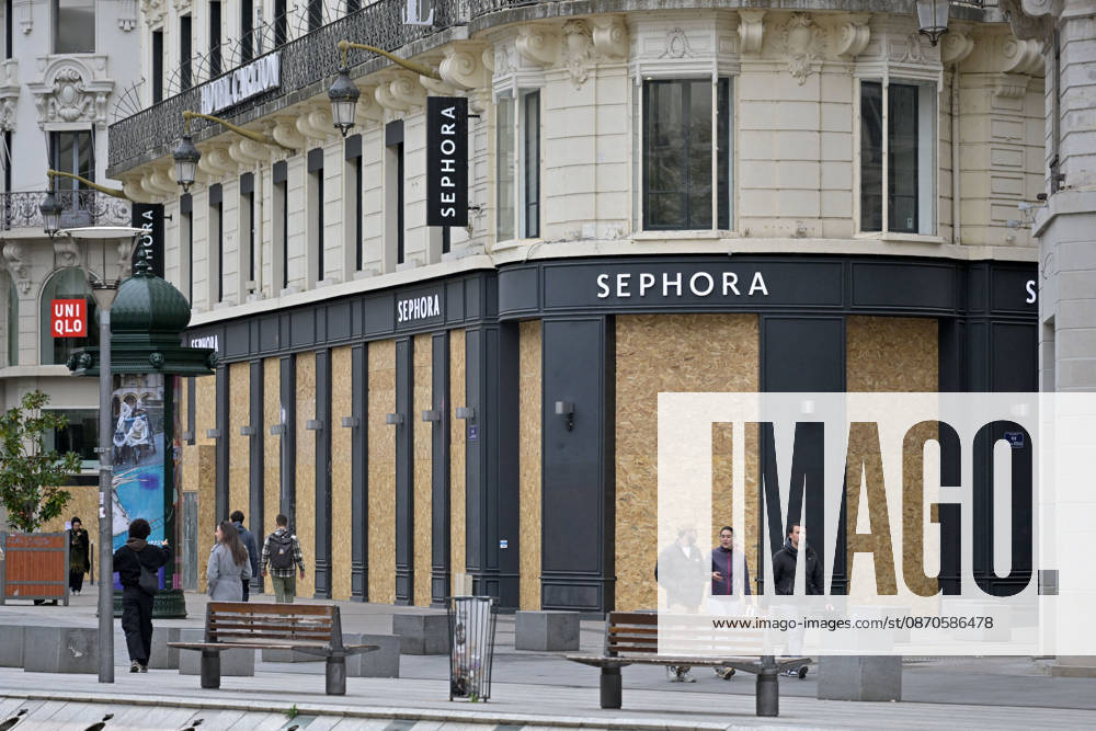 Shops Boarded Up With Wooden Panels - Lyon Shops in Lyon are boarded up with wooden panels ahead the Yellow Vests Protest Act II In Lyon, France on October 24, 2026. Photo by ABACAPRESS.COM Lyon France