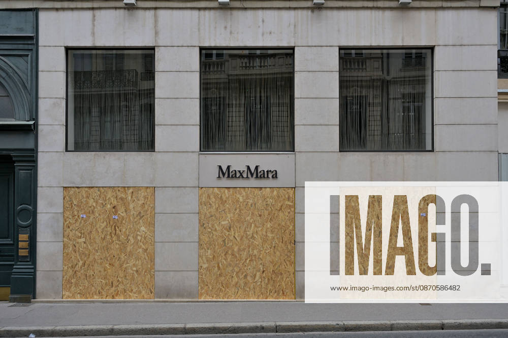 Shops Boarded Up With Wooden Panels - Lyon Shops in Lyon are boarded up with wooden panels ahead the Yellow Vests Protest Act II In Lyon, France on October 24, 2026. Photo by ABACAPRESS.COM Lyon France