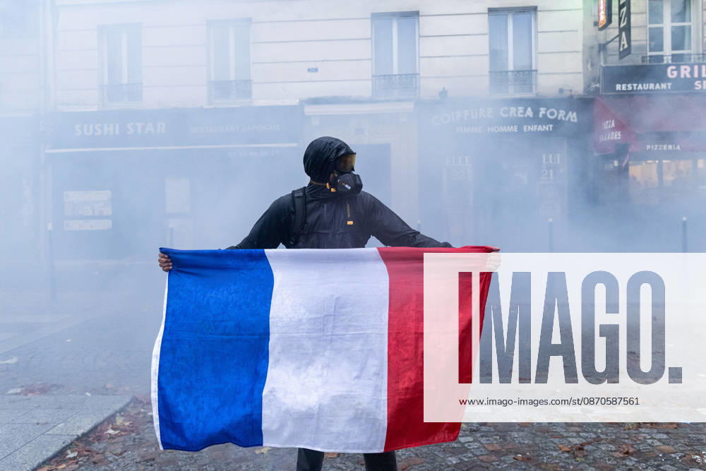Demonstrators clash with police near Porte de Vincennes amid ongoing protests in Paris PARIS, FRANCE - OCTOBER 24: Demonstrators clash with police near Porte de vincennes during a demonstration amid ongoing social and political tensions in Paris, France, on October 24, 2026. Police take security measures during the protests. Ibrahim Ezzat Anadolu Paris France. Editorial use only. Please get in touch for any other usage.