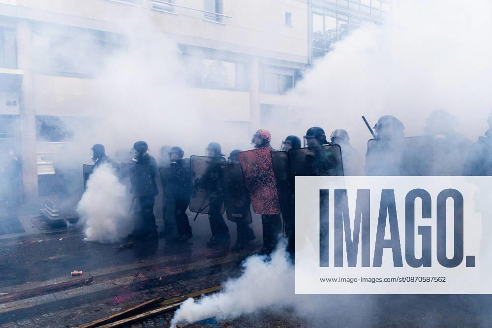 Demonstrators clash with police near Porte de Vincennes amid ongoing protests in Paris PARIS, FRANCE - OCTOBER 24: Demonstrators clash with police near Porte de vincennes during a demonstration amid ongoing social and political tensions in Paris, France, on October 24, 2026. Police take security measures during the protests. Ibrahim Ezzat Anadolu Paris France. Editorial use only. Please get in touch for any other usage.