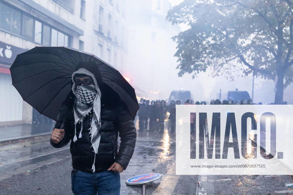 Demonstrators clash with police near Porte de Vincennes amid ongoing protests in Paris PARIS, FRANCE - OCTOBER 24: Demonstrators clash with police near Porte de vincennes during a demonstration amid ongoing social and political tensions in Paris, France, on October 24, 2026. Police take security measures during the protests. Ibrahim Ezzat Anadolu Paris France. Editorial use only. Please get in touch for any other usage.