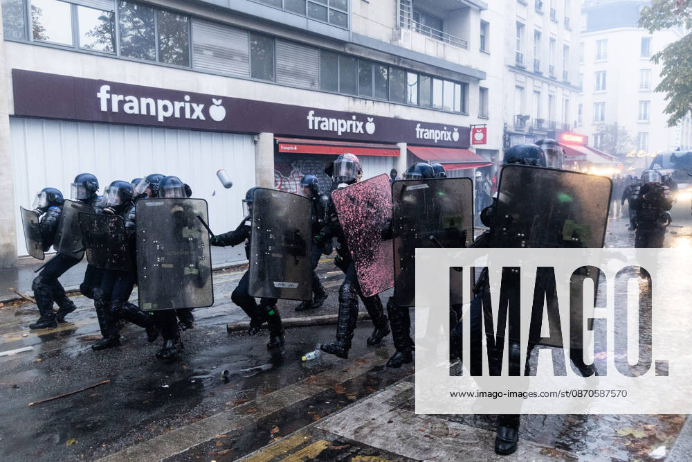 Demonstrators clash with police near Porte de Vincennes amid ongoing protests in Paris PARIS, FRANCE - OCTOBER 24: Demonstrators clash with police near Porte de vincennes during a demonstration amid ongoing social and political tensions in Paris, France, on October 24, 2026. Police take security measures during the protests. Ibrahim Ezzat Anadolu Paris France. Editorial use only. Please get in touch for any other usage.