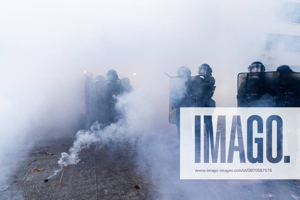 Demonstrators clash with police near Porte de Vincennes amid ongoing protests in Paris PARIS, FRANCE - OCTOBER 24: Demonstrators clash with police near Porte de vincennes during a demonstration amid ongoing social and political tensions in Paris, France, on October 24, 2026. Police take security measures during the protests. Ibrahim Ezzat Anadolu Paris France. Editorial use only. Please get in touch for any other usage.