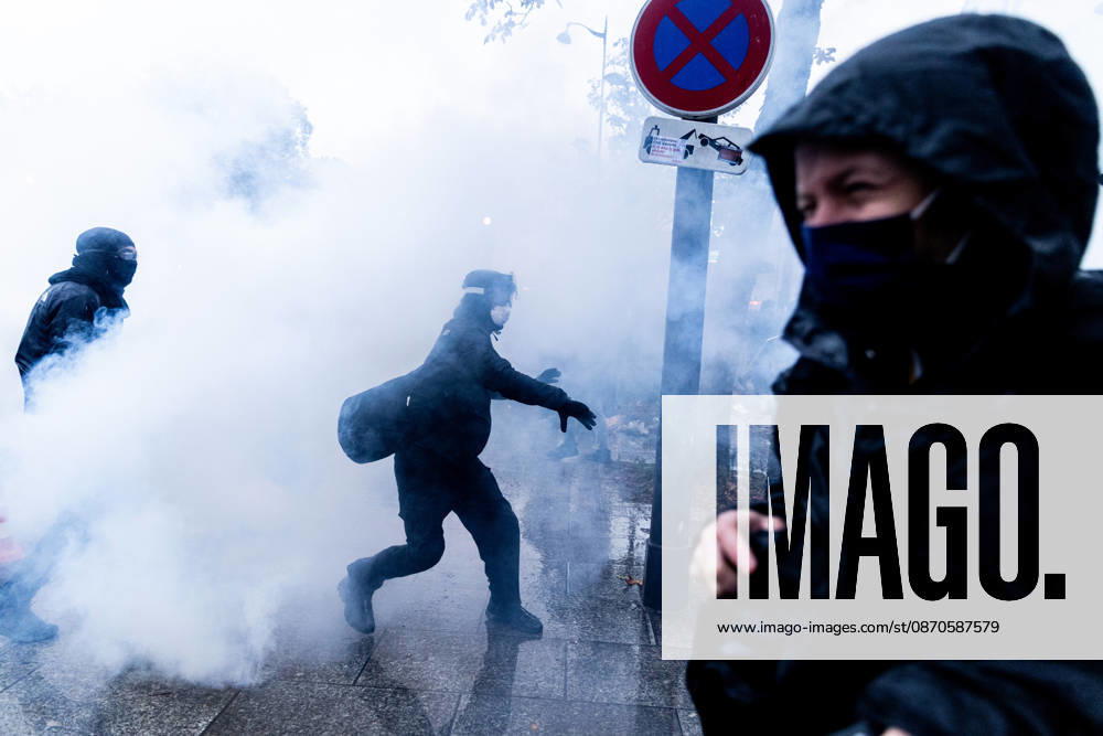 Demonstrators clash with police near Porte de Vincennes amid ongoing protests in Paris PARIS, FRANCE - OCTOBER 24: Demonstrators clash with police near Porte de vincennes during a demonstration amid ongoing social and political tensions in Paris, France, on October 24, 2026. Police take security measures during the protests. Ibrahim Ezzat Anadolu Paris France. Editorial use only. Please get in touch for any other usage.
