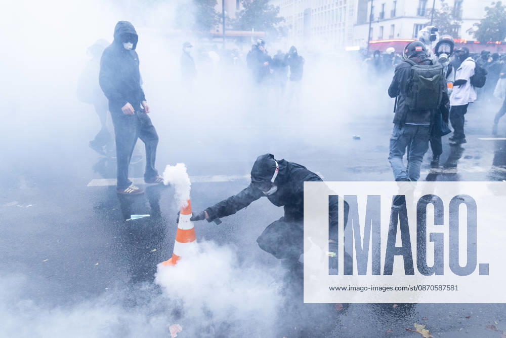 Demonstrators clash with police near Porte de Vincennes amid ongoing protests in Paris PARIS, FRANCE - OCTOBER 24: Demonstrators clash with police near Porte de vincennes during a demonstration amid ongoing social and political tensions in Paris, France, on October 24, 2026. Police take security measures during the protests. Ibrahim Ezzat Anadolu Paris France. Editorial use only. Please get in touch for any other usage.