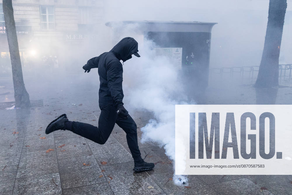 Demonstrators clash with police near Porte de Vincennes amid ongoing protests in Paris PARIS, FRANCE - OCTOBER 24: Demonstrators clash with police near Porte de vincennes during a demonstration amid ongoing social and political tensions in Paris, France, on October 24, 2026. Police take security measures during the protests. Ibrahim Ezzat Anadolu Paris France. Editorial use only. Please get in touch for any other usage.