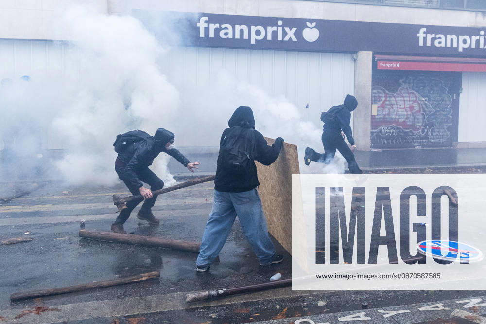 Demonstrators clash with police near Porte de Vincennes amid ongoing protests in Paris PARIS, FRANCE - OCTOBER 24: Demonstrators clash with police near Porte de vincennes during a demonstration amid ongoing social and political tensions in Paris, France, on October 24, 2026. Police take security measures during the protests. Ibrahim Ezzat Anadolu Paris France. Editorial use only. Please get in touch for any other usage.