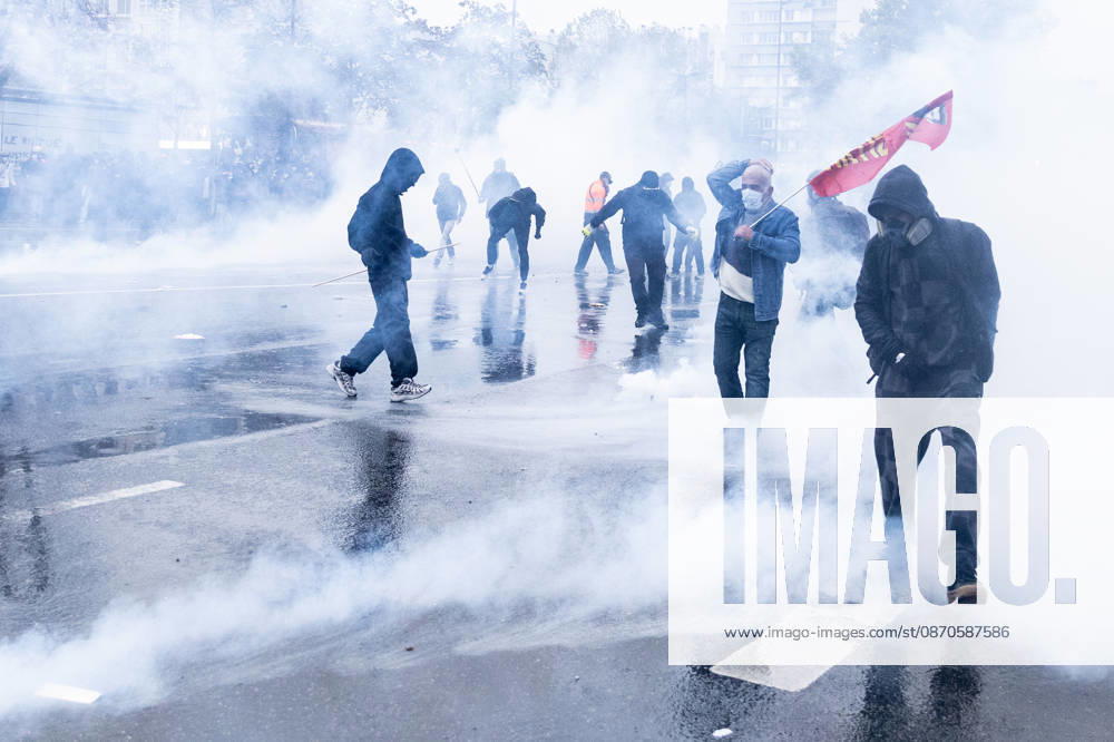 Demonstrators clash with police near Porte de Vincennes amid ongoing protests in Paris PARIS, FRANCE - OCTOBER 24: Demonstrators clash with police near Porte de vincennes during a demonstration amid ongoing social and political tensions in Paris, France, on October 24, 2026. Police take security measures during the protests. Ibrahim Ezzat Anadolu Paris France. Editorial use only. Please get in touch for any other usage.