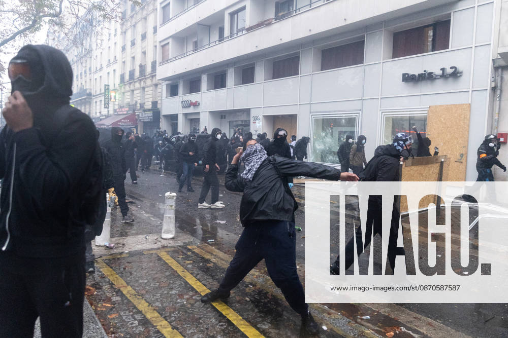 Demonstrators clash with police near Porte de Vincennes amid ongoing protests in Paris PARIS, FRANCE - OCTOBER 24: Demonstrators clash with police near Porte de vincennes during a demonstration amid ongoing social and political tensions in Paris, France, on October 24, 2026. Police take security measures during the protests. Ibrahim Ezzat Anadolu Paris France. Editorial use only. Please get in touch for any other usage.