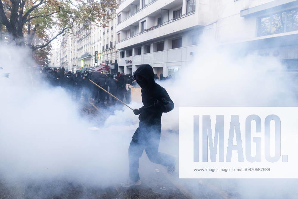 Demonstrators clash with police near Porte de Vincennes amid ongoing protests in Paris PARIS, FRANCE - OCTOBER 24: Demonstrators clash with police near Porte de vincennes during a demonstration amid ongoing social and political tensions in Paris, France, on October 24, 2026. Police take security measures during the protests. Ibrahim Ezzat Anadolu Paris France. Editorial use only. Please get in touch for any other usage.