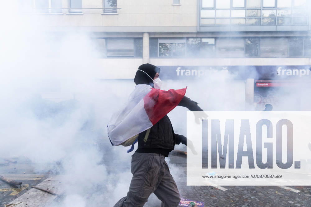 Demonstrators clash with police near Porte de Vincennes amid ongoing protests in Paris PARIS, FRANCE - OCTOBER 24: Demonstrators clash with police near Porte de vincennes during a demonstration amid ongoing social and political tensions in Paris, France, on October 24, 2026. Police take security measures during the protests. Ibrahim Ezzat Anadolu Paris France. Editorial use only. Please get in touch for any other usage.