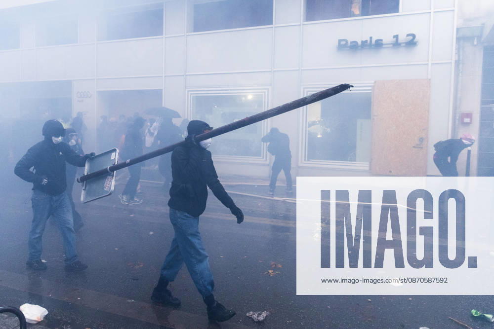 Demonstrators clash with police near Porte de Vincennes amid ongoing protests in Paris PARIS, FRANCE - OCTOBER 24: Demonstrators clash with police near Porte de vincennes during a demonstration amid ongoing social and political tensions in Paris, France, on October 24, 2026. Police take security measures during the protests. Ibrahim Ezzat Anadolu Paris France. Editorial use only. Please get in touch for any other usage.