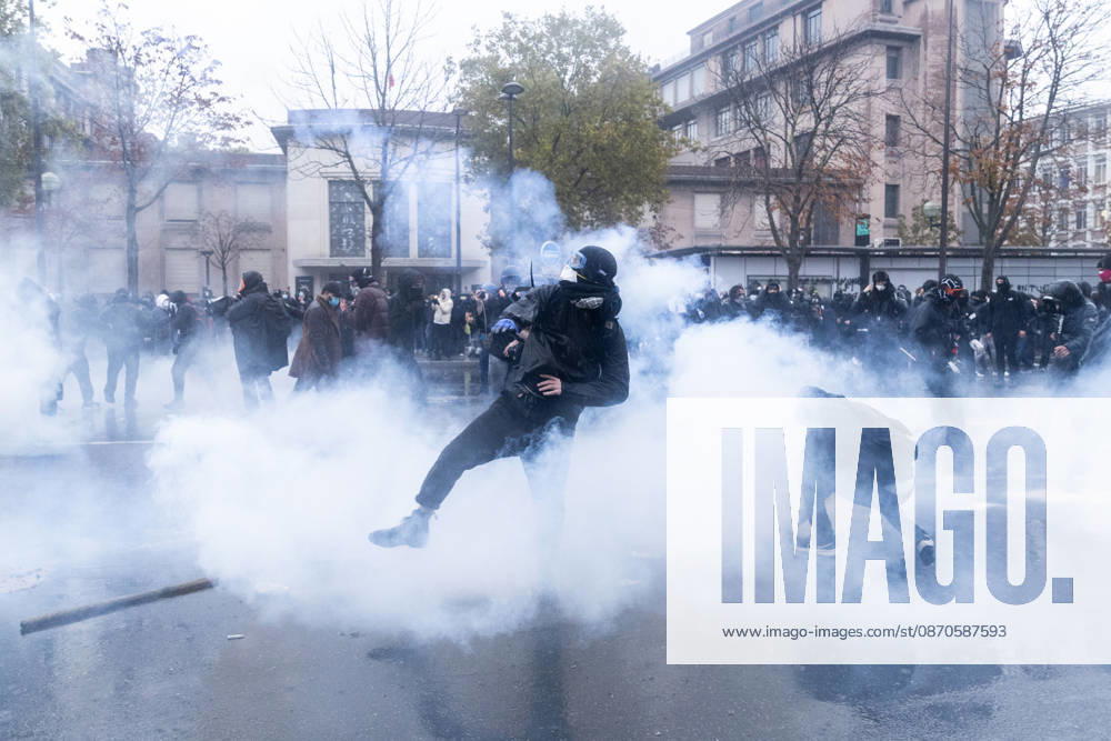 Demonstrators clash with police near Porte de Vincennes amid ongoing protests in Paris PARIS, FRANCE - OCTOBER 24: Demonstrators clash with police near Porte de vincennes during a demonstration amid ongoing social and political tensions in Paris, France, on October 24, 2026. Police take security measures during the protests. Ibrahim Ezzat Anadolu Paris France. Editorial use only. Please get in touch for any other usage.