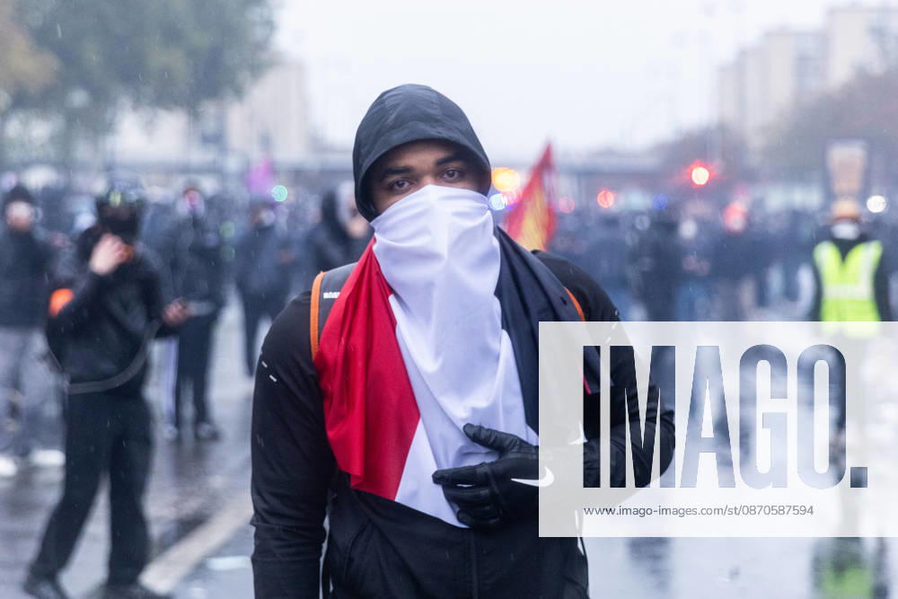 Demonstrators clash with police near Porte de Vincennes amid ongoing protests in Paris PARIS, FRANCE - OCTOBER 24: Demonstrators clash with police near Porte de vincennes during a demonstration amid ongoing social and political tensions in Paris, France, on October 24, 2026. Police take security measures during the protests. Ibrahim Ezzat Anadolu Paris France. Editorial use only. Please get in touch for any other usage.