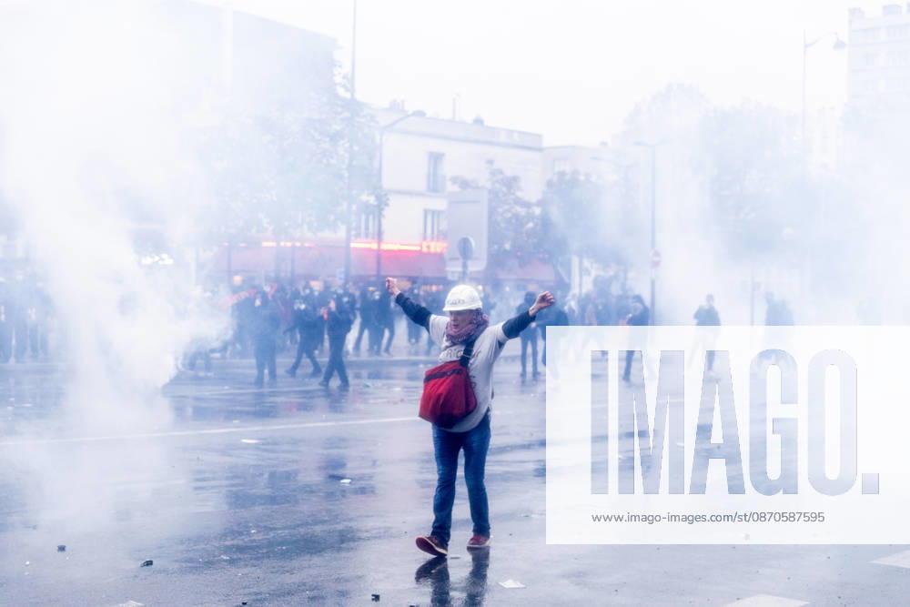 Demonstrators clash with police near Porte de Vincennes amid ongoing protests in Paris PARIS, FRANCE - OCTOBER 24: Demonstrators clash with police near Porte de vincennes during a demonstration amid ongoing social and political tensions in Paris, France, on October 24, 2026. Police take security measures during the protests. Ibrahim Ezzat Anadolu Paris France. Editorial use only. Please get in touch for any other usage.