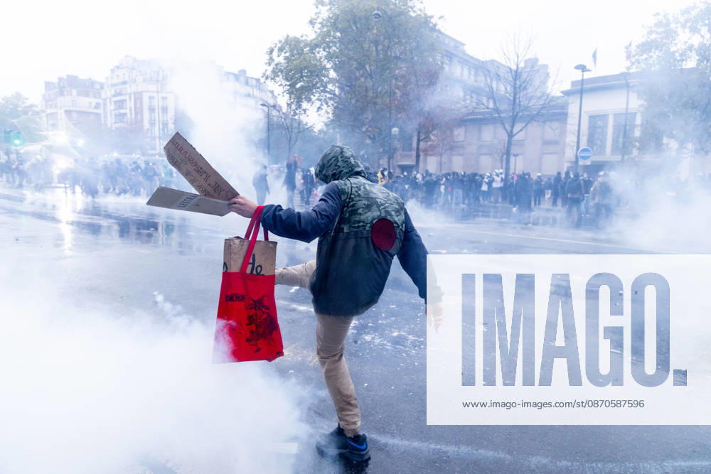 Demonstrators clash with police near Porte de Vincennes amid ongoing protests in Paris PARIS, FRANCE - OCTOBER 24: Demonstrators clash with police near Porte de vincennes during a demonstration amid ongoing social and political tensions in Paris, France, on October 24, 2026. Police take security measures during the protests. Ibrahim Ezzat Anadolu Paris France. Editorial use only. Please get in touch for any other usage.