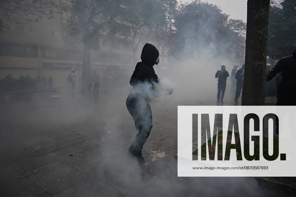 Police intervene in demonstrators amid ongoing protests in Paris PARIS, FRANCE - OCTOBER 24: Demonstrators carrying banners, gather during a demonstration amid ongoing social and political tensions in Paris, France, on October 24, 2026. Police take security measures during the protests. Mouneb Taim Anadolu Paris France. Editorial use only. Please get in touch for any other usage.