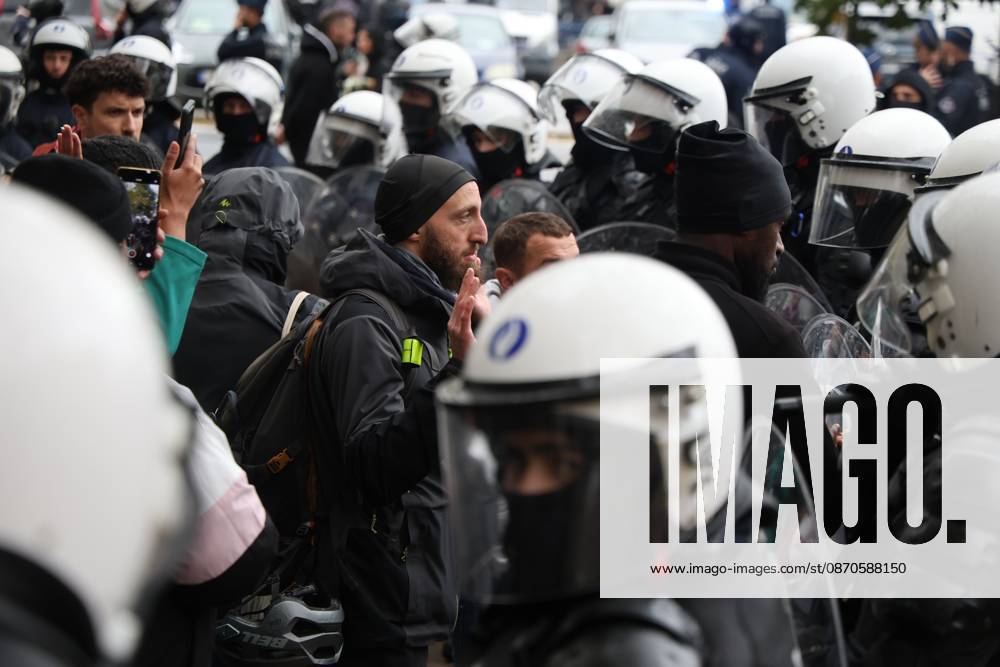 Riot police faces protestors at protests in Brussels for purchasing power, healthcare, and education, on Saturday 24 October 2026. NICOLASxMAETERLINCK 190870797