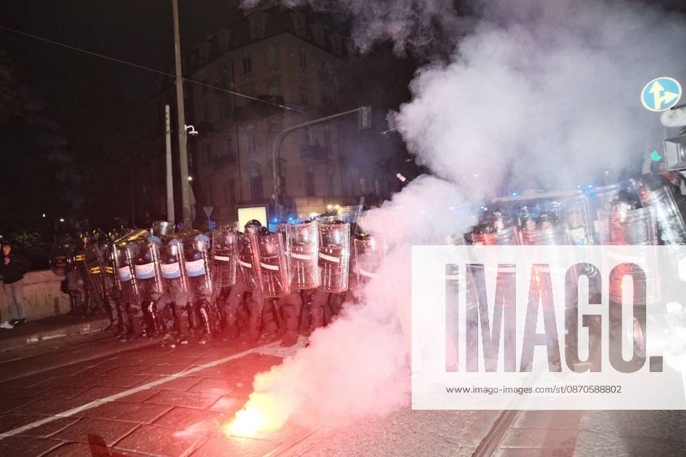 Turin Protest Against Rearmament and Inflation TURIN, ITALY - OCTOBER 24, 2026: Thousands of people took to the streets of Turin today to march against rearmament and the rising cost of living. The demonstration was met with a heavy police presence and several moments of tension, with clashes and tear gas along the route. Turin Italy