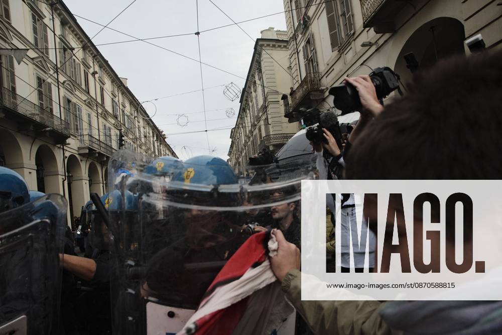 Turin Protest Against Rearmament and Inflation TURIN, ITALY - OCTOBER 24, 2026: Thousands of people took to the streets of Turin today to march against rearmament and the rising cost of living. The demonstration was met with a heavy police presence and several moments of tension, with clashes and tear gas along the route. Turin Italy
