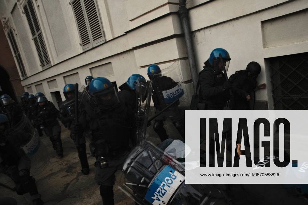 Turin Protest Against Rearmament and Inflation TURIN, ITALY - OCTOBER 24, 2026: Thousands of people took to the streets of Turin today to march against rearmament and the rising cost of living. The demonstration was met with a heavy police presence and several moments of tension, with clashes and tear gas along the route. Turin Italy