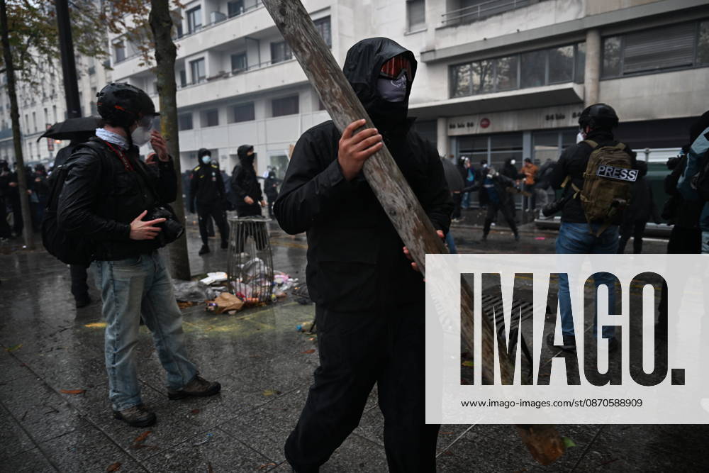 Police intervene in demonstrators amid ongoing protests in Paris PARIS, FRANCE - OCTOBER 24: Police intervene in protesters as demonstrators carrying banners, gather during a demonstration amid ongoing social and political tensions in Paris, France, on October 24, 2026. Mouneb Taim Anadolu Paris France. Editorial use only. Please get in touch for any other usage.