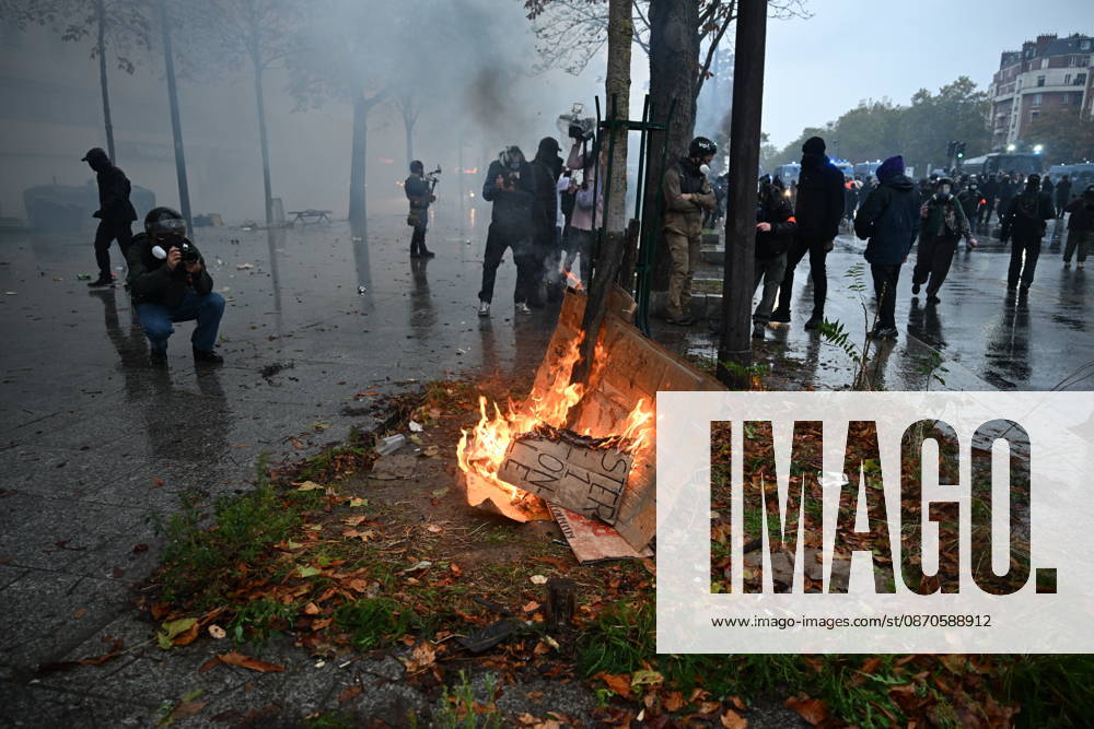 Police intervene in demonstrators amid ongoing protests in Paris PARIS, FRANCE - OCTOBER 24: Police intervene in protesters as demonstrators carrying banners, gather during a demonstration amid ongoing social and political tensions in Paris, France, on October 24, 2026. Mouneb Taim Anadolu Paris France. Editorial use only. Please get in touch for any other usage.