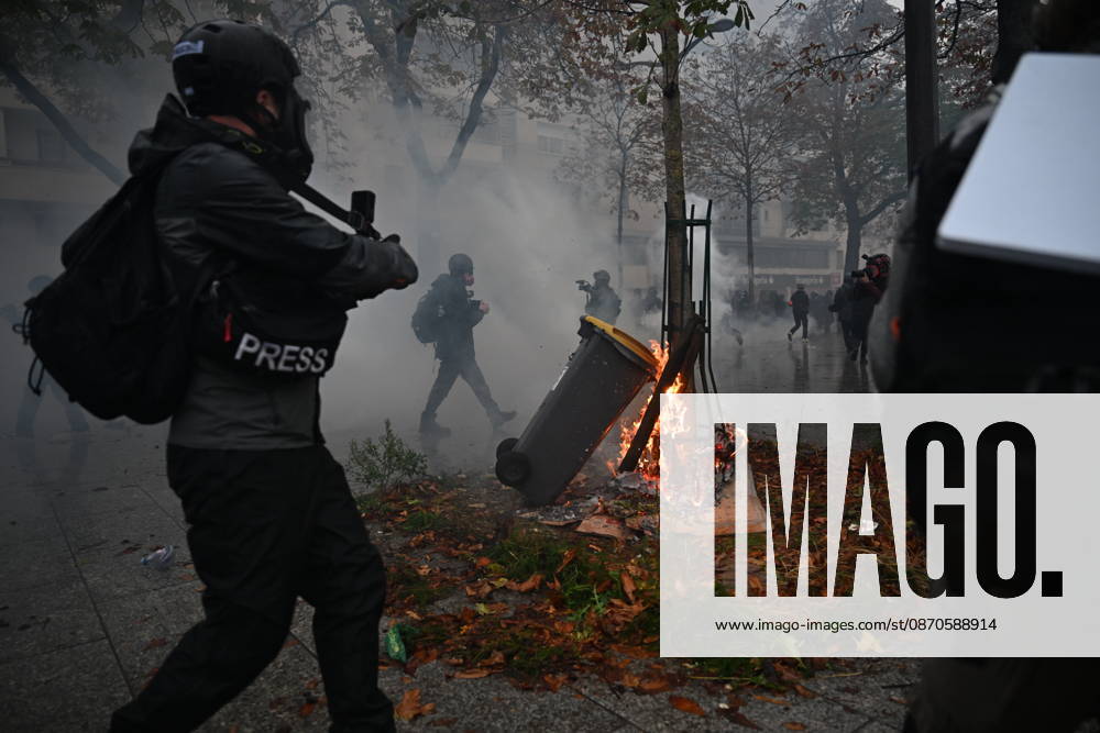 Police intervene in demonstrators amid ongoing protests in Paris PARIS, FRANCE - OCTOBER 24: Police intervene in protesters as demonstrators carrying banners, gather during a demonstration amid ongoing social and political tensions in Paris, France, on October 24, 2026. Mouneb Taim Anadolu Paris France. Editorial use only. Please get in touch for any other usage.