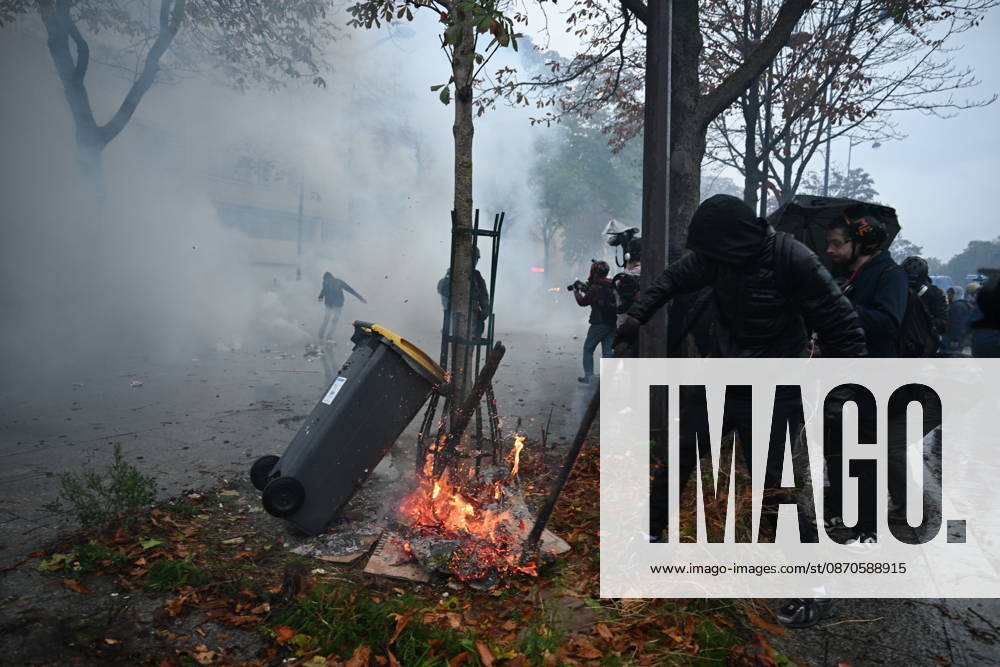 Police intervene in demonstrators amid ongoing protests in Paris PARIS, FRANCE - OCTOBER 24: Police intervene in protesters as demonstrators carrying banners, gather during a demonstration amid ongoing social and political tensions in Paris, France, on October 24, 2026. Mouneb Taim Anadolu Paris France. Editorial use only. Please get in touch for any other usage.