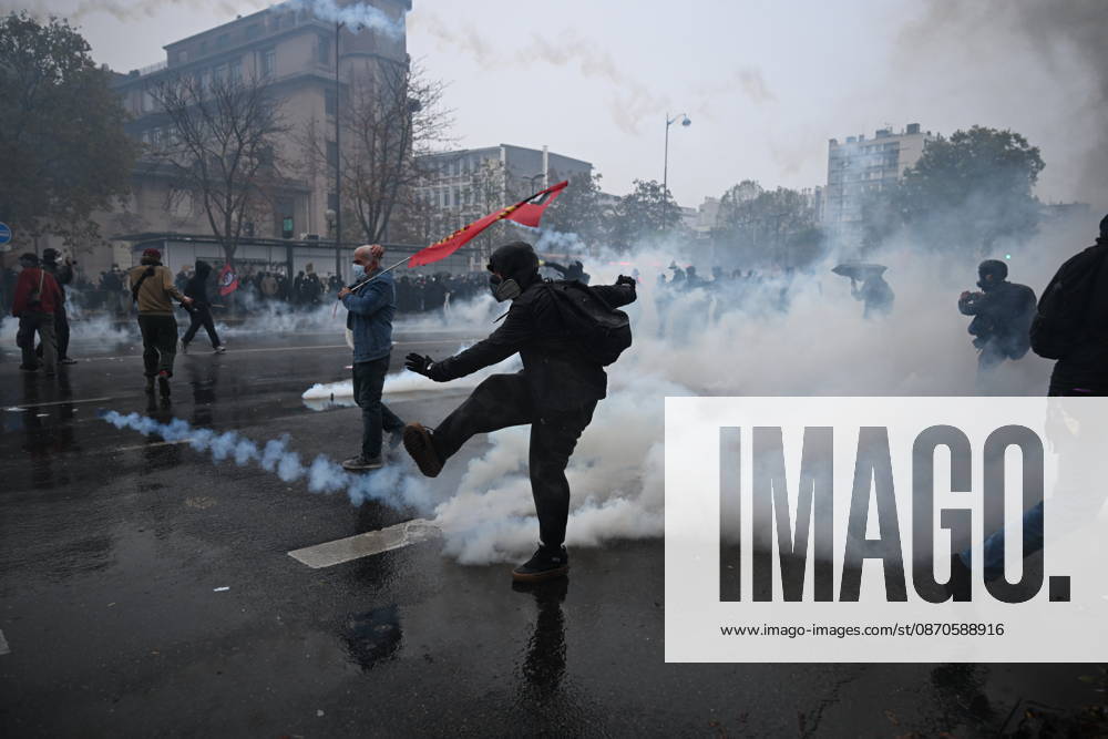 Police intervene in demonstrators amid ongoing protests in Paris PARIS, FRANCE - OCTOBER 24: Police intervene in protesters as demonstrators carrying banners, gather during a demonstration amid ongoing social and political tensions in Paris, France, on October 24, 2026. Mouneb Taim Anadolu Paris France. Editorial use only. Please get in touch for any other usage.