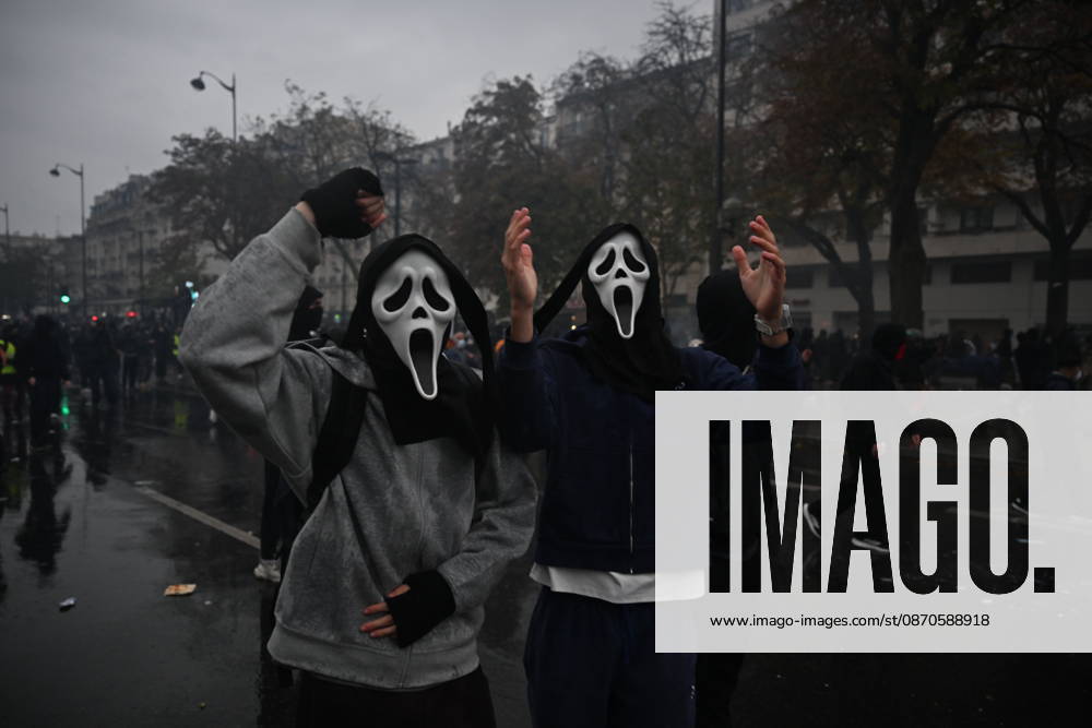 Police intervene in demonstrators amid ongoing protests in Paris PARIS, FRANCE - OCTOBER 24: Police intervene in protesters as demonstrators carrying banners, gather during a demonstration amid ongoing social and political tensions in Paris, France, on October 24, 2026. Mouneb Taim Anadolu Paris France. Editorial use only. Please get in touch for any other usage.